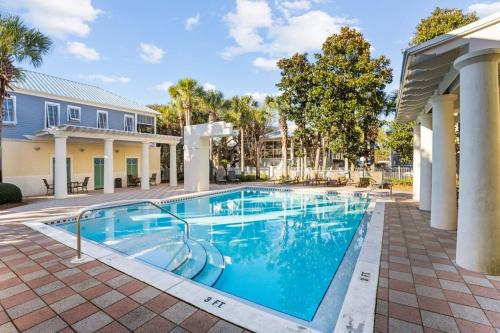 Charming Duplex Home 6-Mn Walk to Beach Private Hot Tub and Community Pool Access Pets Welcome - image 8