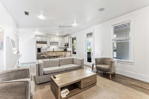 Charming Duplex Home 6-Mn Walk to Beach Private Hot Tub and Community Pool Access Pets Welcome - image 3
