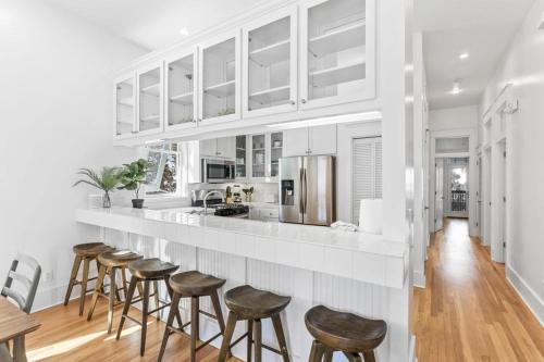Charming Duplex Home 6-Mn Walk to Beach Private Hot Tub and Community Pool Access Pets Welcome - image 14