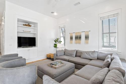 Charming Duplex Home 6-Mn Walk to Beach Private Hot Tub and Community Pool Access Pets Welcome - main image