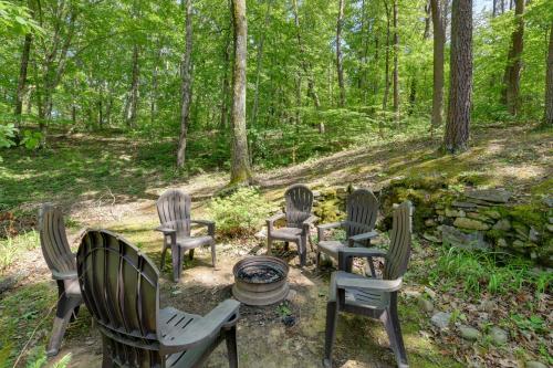 Relaxing Cosby Cabin with Fire Pit and Covered Porch! in Cosby, USA
