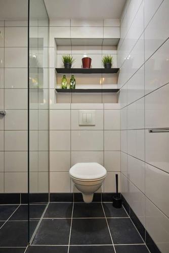 Super Central Studio Apartment - with balcony - image 11