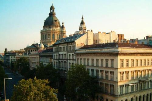 Spacious 1 Bed Basilica Apartment - with balcony - image 2