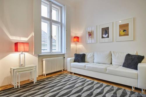 Spacious 1 Bed Basilica Apartment - with balcony - main image