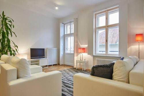 Spacious 1 Bed Basilica Apartment - with balcony - image 9