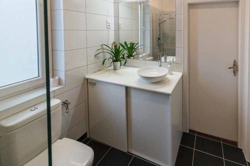 Spacious 1 Bed Basilica Apartment - with balcony - image 13