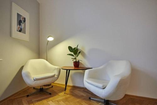 Spacious 1 Bed Basilica Apartment - with balcony - image 4