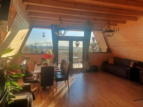 Cabana de Vis Valea Prahovei - ciubăr și saună la munte (Cabana de Vis Valea Prahovei - ciubar si sauna la munte) in Komarnika