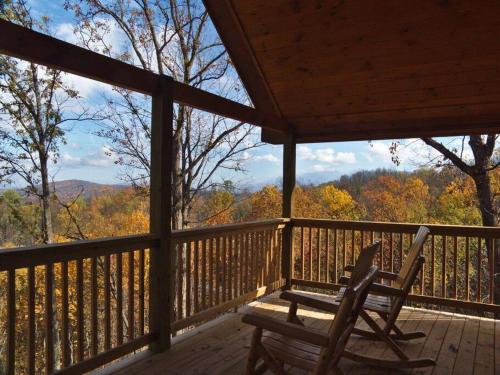 * *Luxury 4 Bdrms, Views, Theater, Arcade, Firepit in Gatlinburg, USA
