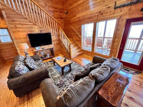 * *Luxury 4 Bdrms, Views, Theater, Arcade, Firepit in Gatlinburg, USA