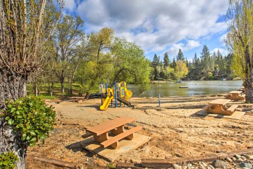 Groveland Home - Walk to Pine Mountain Lake!