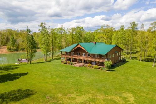 Fraziers Bottom Cabin on 800 Acres of Land with Lake in Scott Depot (WV)