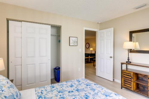 Florida Condo - Walk to Redington Shores Beach!