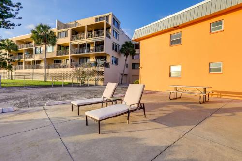 Florida Condo - Walk to Redington Shores Beach!