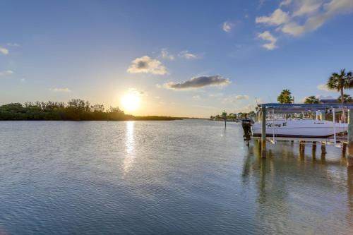 Florida Condo - Walk to Redington Shores Beach!