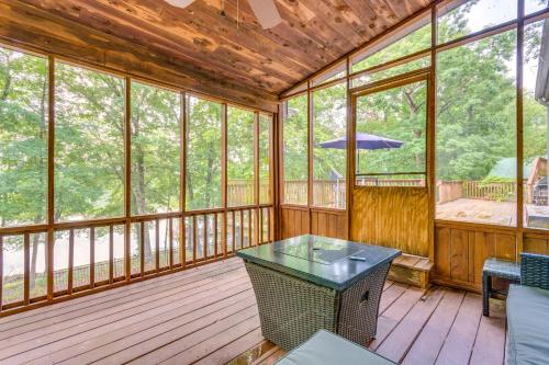Lakefront Arkansas Abode - Deck, Grill and Fire Pit in คลาร์กสวิล (AR)