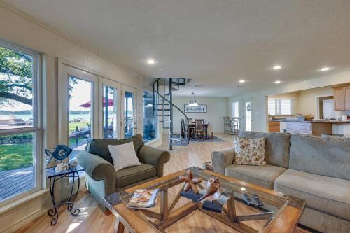 Lakefront Montgomery Home with Porch and Dock! - image 3