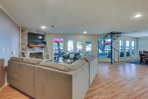 Lakefront Montgomery Home with Porch and Dock! - image 10