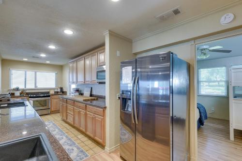 Lakefront Montgomery Home with Porch and Dock! - image 9