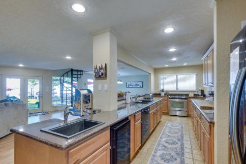 Lakefront Montgomery Home with Porch and Dock! - image 11
