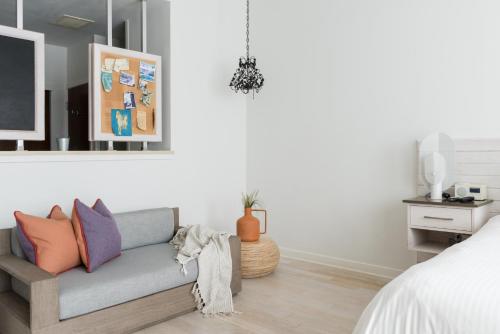 462932360 Bungalow Hotel