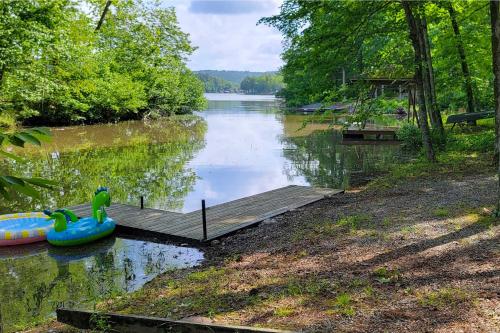 Lakefront Hot Springs Retreat with Deck and Boat Dock! - image 13