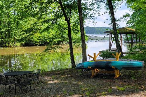 Lakeside Hot Springs Retreat with Kayaks and Boat Dock