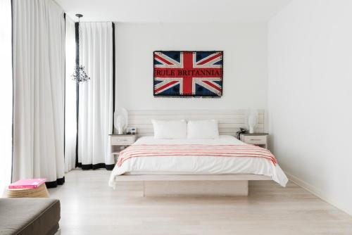 462933400 Bungalow Hotel