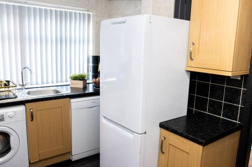 TD Stourb Dudley - Luxurious 3 Bedroom House - Sleeps 7 - DY1 - Long Stay for Contractors & Families