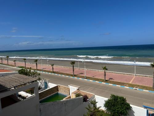 Vue panoramique sur la plage de Oued Laou in 拉烏河