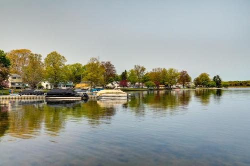 Cottage in Edinboro Walk to Pat Crawford Beach!