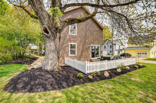 Cottage in Edinboro Walk to Pat Crawford Beach!