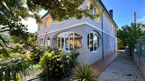 Kert, VILLA DAVID in Corullon