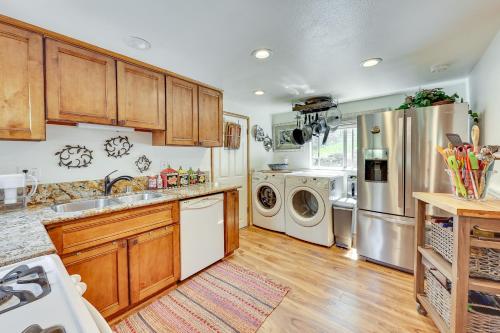 Cozy Forest Falls Rental Cabin Near Hiking Trails! in Calimesa (CA)