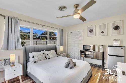 Heated Pool Free Parking BBQ Close 2 FTL Beach!