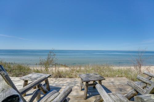 Newly Built Gold Coast Cottage Walk to Lake MI - image 2