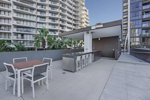 Broadbeach apartment level 10 with Beach Views