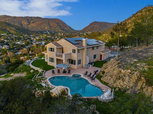 Private Mountain Top Estate-Lux retreat W Pool-Spa in El Cajon, USA