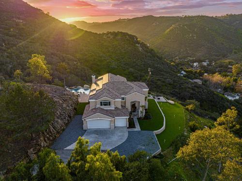 Private Mountain Top Estate-Lux retreat W Pool-Spa in El Cajon, USA