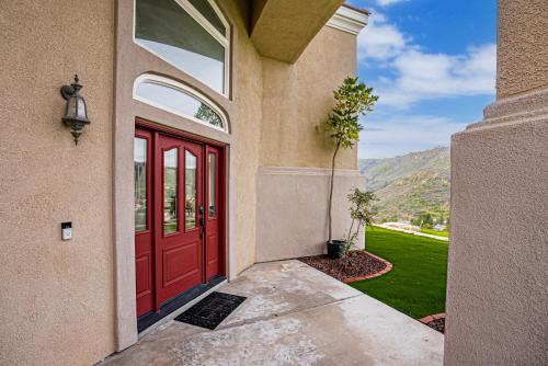 Private Mountain Top Estate-Lux retreat W Pool-Spa in El Cajon, USA