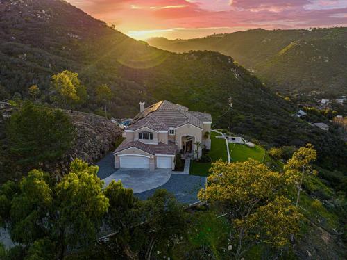 Private Mountain Top Estate-Lux retreat W Pool-Spa in El Cajon, USA