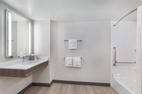 Holiday Inn Express & Suites Columbus at Northlake an IHG Hotel - image 12