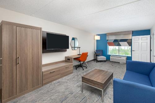 Holiday Inn Express & Suites Columbus at Northlake by IHG in Columbus, USA