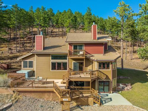 Peaceful Pines 5 BR Home with Jacuzzi