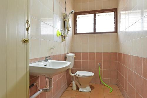 Ванная комната, OYO 90792 Hezza Inn in Гопенг