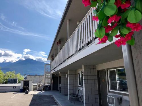 . The Canterbury Inn of Downtown Invermere