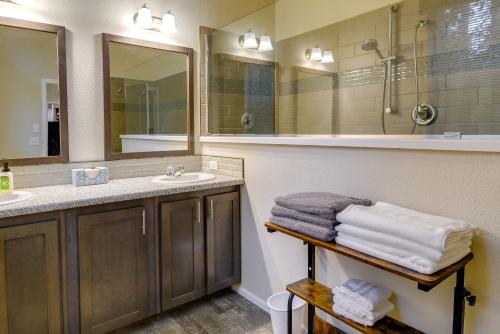 Hoodsport Vacation Rental w/ Private Lake Access! in Hoodsport (WA)