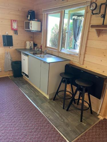 virtuve, Cosy 2 BR cabin on coast private hot tub ' Driftwood ' in Stogursey