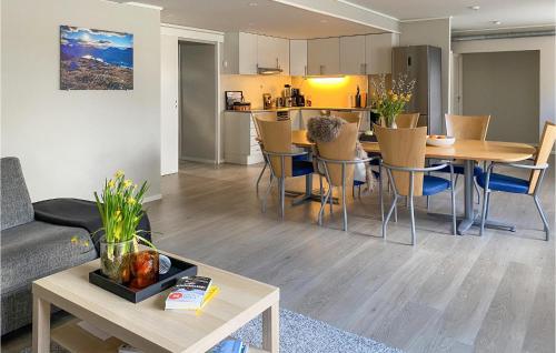 Foto 1: Awesome Apartment In Tresfjord With Wifi And 4 Bedrooms