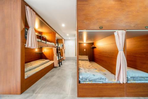 Bed in 6-Bed Female Dormitory Room room in Riverside International Youth Hostel阅江老院青年旅舍